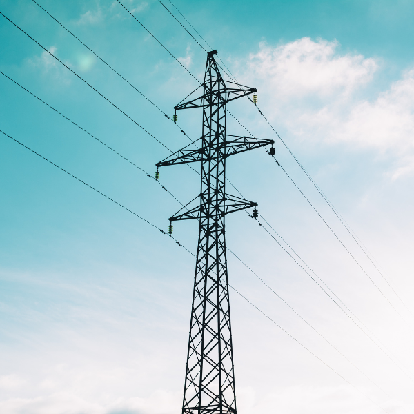 Strommast vor blauem Himmel – Symbol für Stromnetz und Strompreis in Österreich.