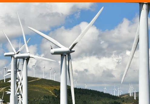 Windkraft Österreich: Zahlreiche Windräder in einer bergigen Landschaft als Symbol für nachhaltige Energiegewinnung