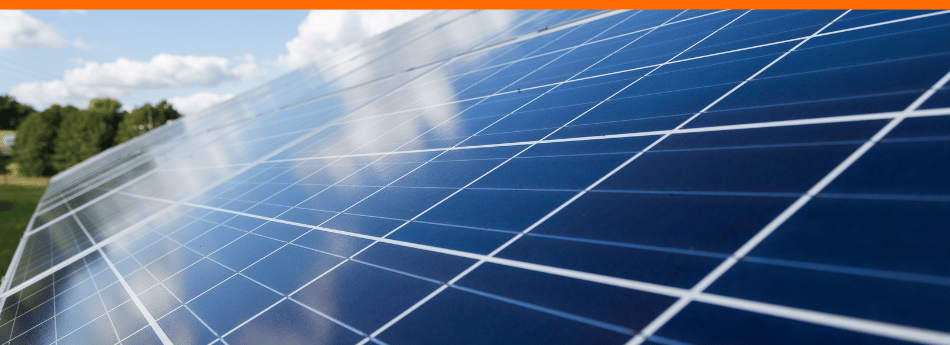 Photovoltaikanlage im Sonnenschein – Symbol für erneuerbare Energie im Stromgesetz