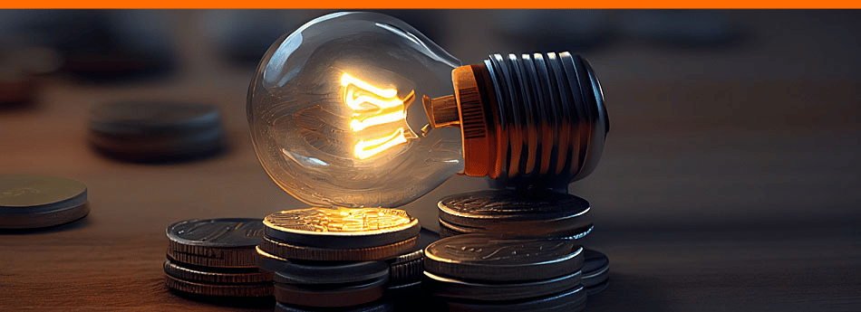Glühbirne auf Münzstapeln – Symbolbild für Stromkosten und gesetzliche Regelungen