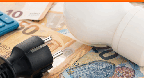 Symbolbild zum Stromgesetz mit Glühbirne, Euro-Geldscheinen, Stecker und Taschenrechner