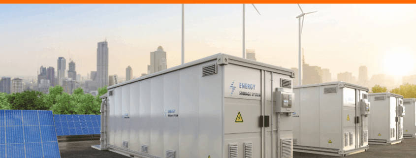 Energiespeicher: Batteriespeicher mit PV Anlangen und Windräder im Hintergrund