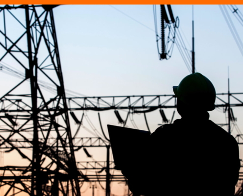 Industriestrombonus Österreich für energieintensive Betriebe mit Stromnetz und Umspannwerk im Hintergrund