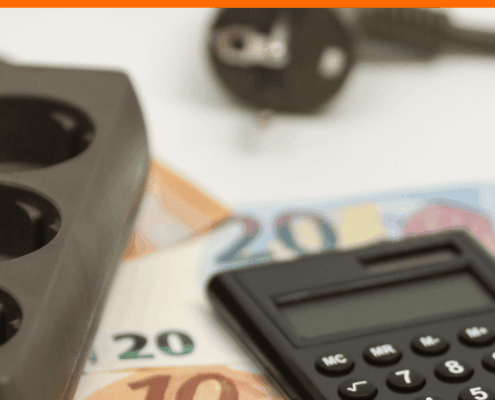 Steckdosenleiste, Taschenrechner und Euro-Scheine als Symbol für Strompreise und die Strompreisbremse 2026